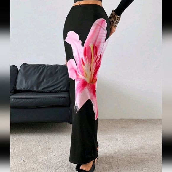 Elegant Black Maxi Skirt with Pink Floral Design - Picture 3 of 5